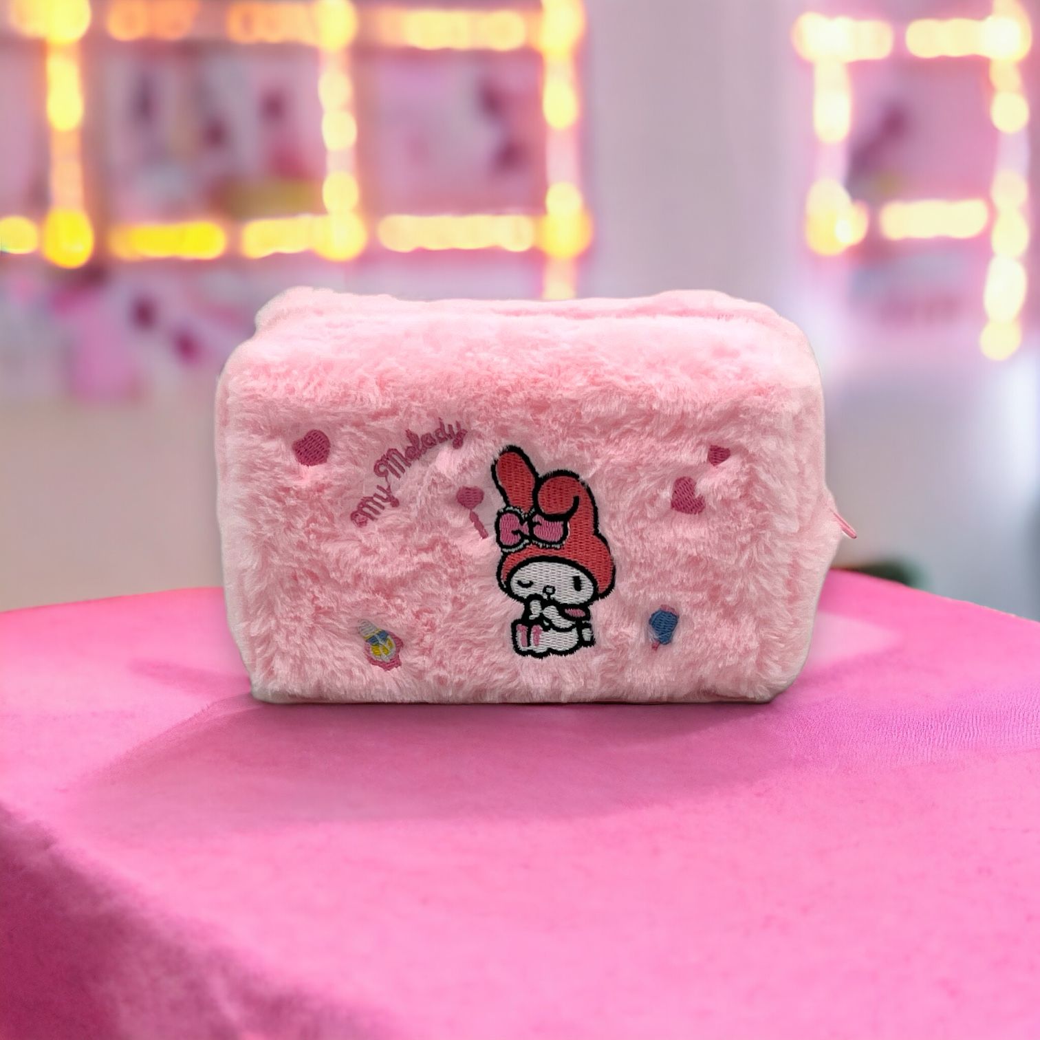 CDMX - COSMETIQUETRA DE PELCUHE CON ESTAMPADO DE SANRIO