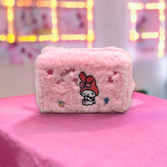 CDMX - COSMETIQUETRA DE PELCUHE CON ESTAMPADO DE SANRIO